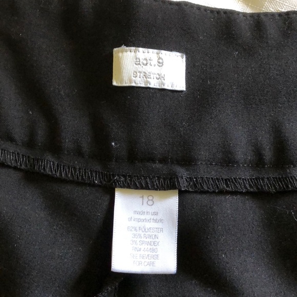 *2 for $10.00 /  Ladies’ black cropped pants - Picture 3 of 5